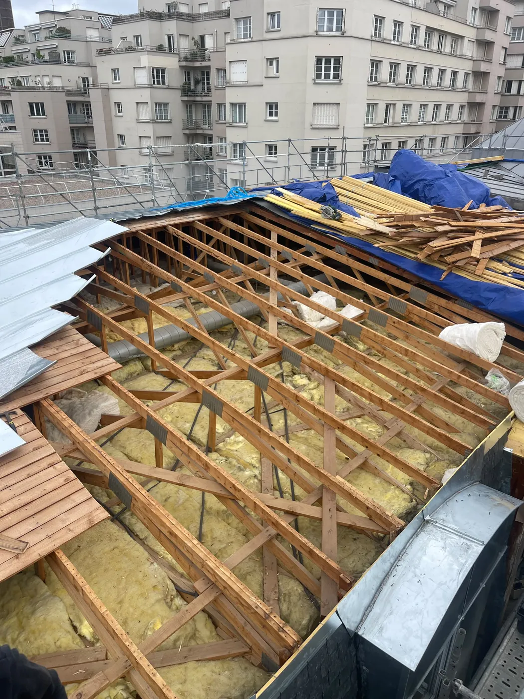 Charpente bois mise à nu pendant une rénovation