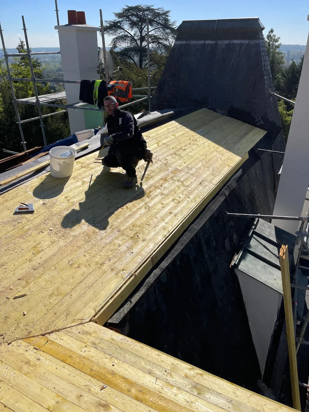 Couvreur posant un voligeage en bois