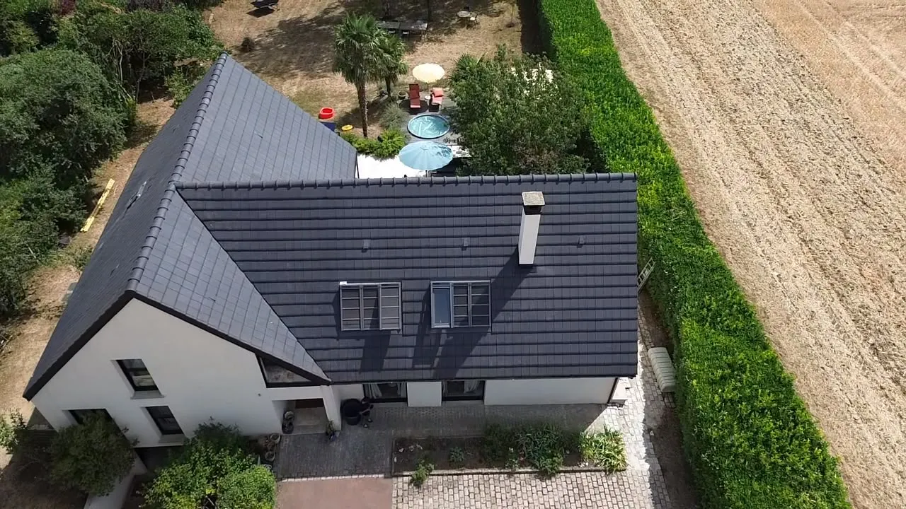 Maison avec toiture refaite par C.G.B Artisan, vue aérienne