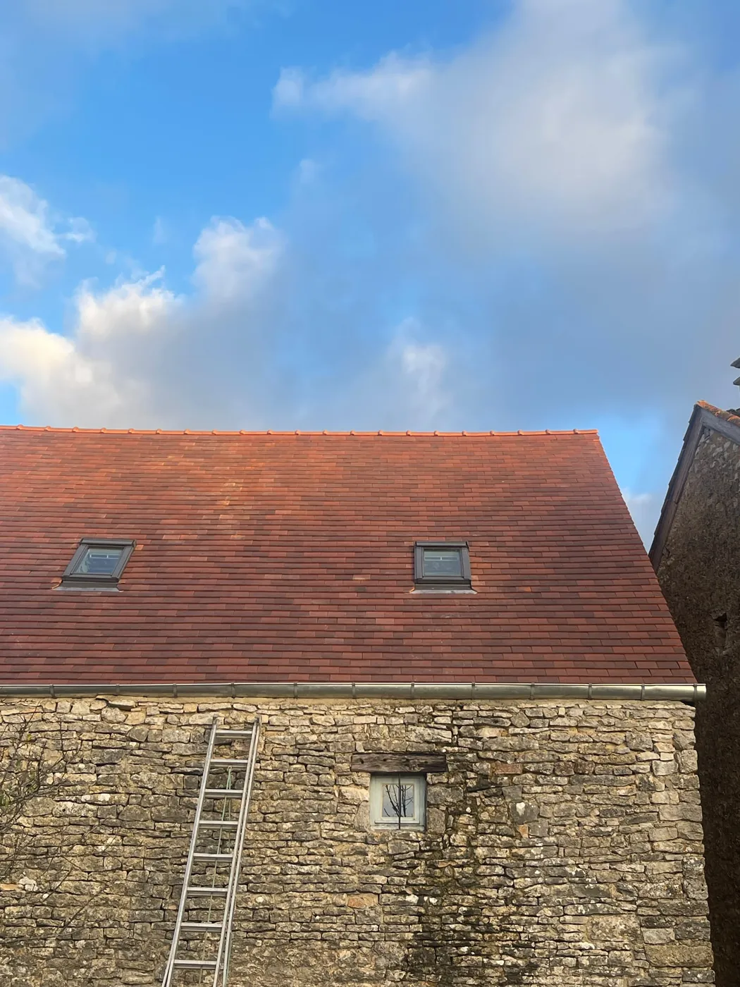 Toiture en tuiles sur une maison en pierre