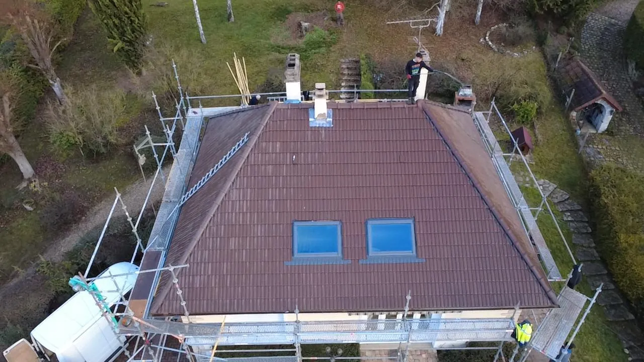 Toiture à croupes en rénovation, vue aérienne
