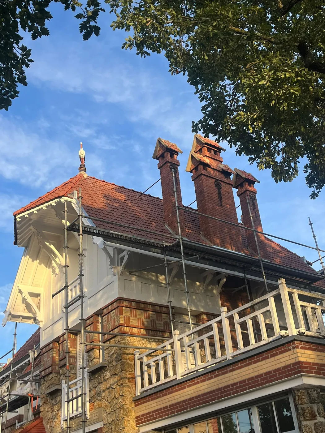 Maison avec échafaudage pendant les travaux de toiture