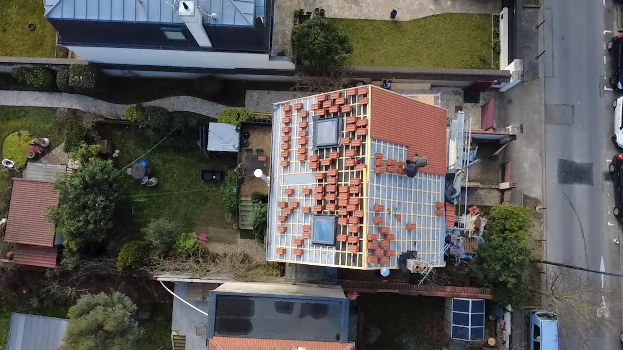 Rénovation d'une toiture en tuiles, vue aérienne